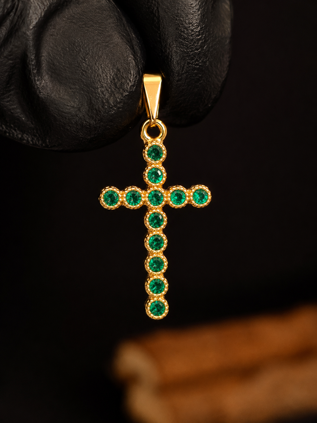 Pendente Cruz Seguida Esmeraldas Verdes 2,2cm