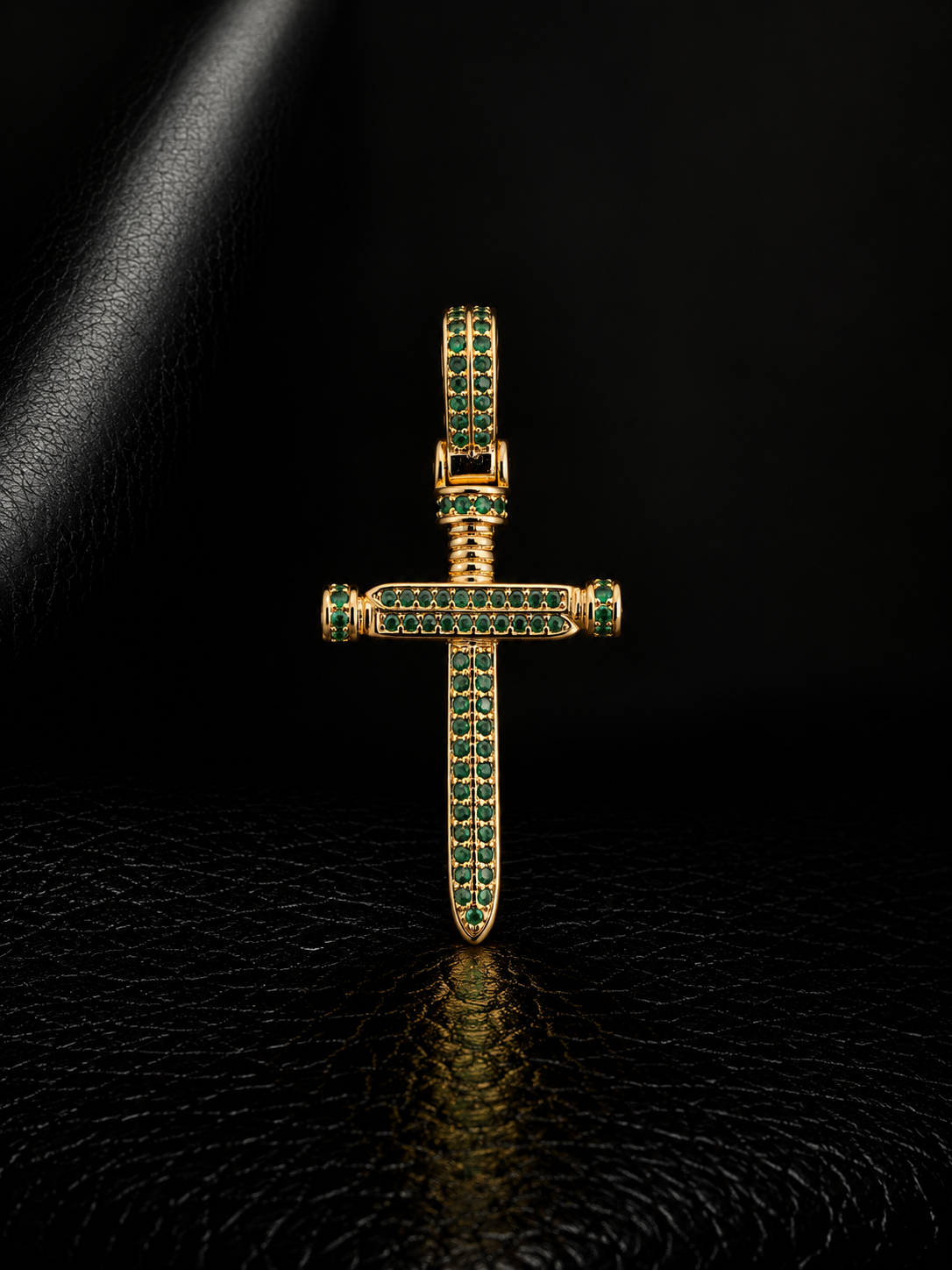 Pendente Cruz Clavos Verde Esm. 3cm